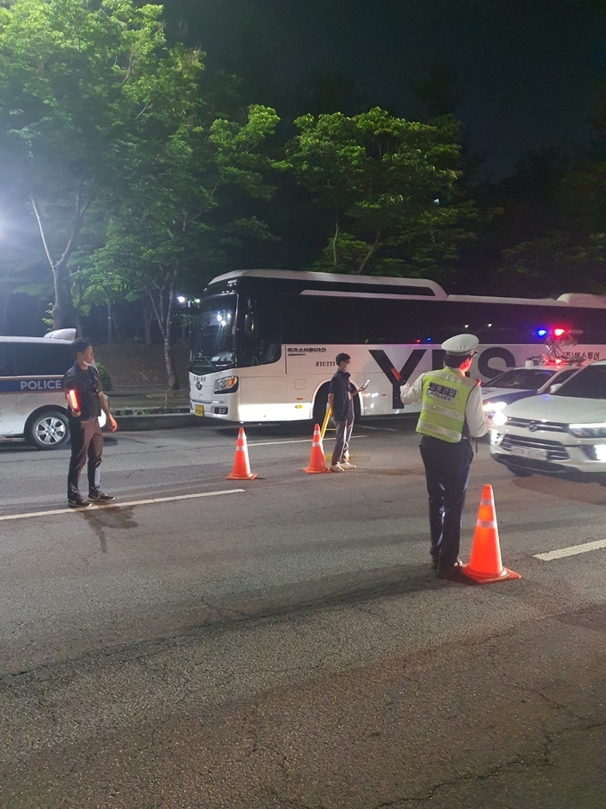 수원시 관계자가 경찰과 협업해 체납차량을 단속하고 있다. (사진=수원시 제공)