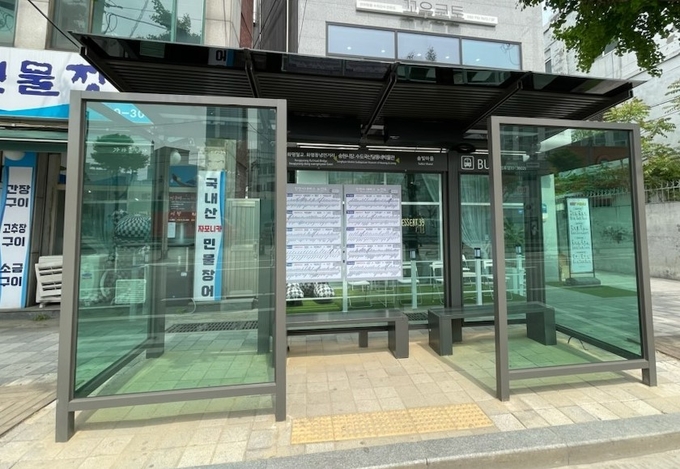 고정형 바람막이를 설치한 버스승강장. ( 사진 = 동구 제공 )