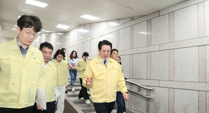 최대호 안양시장이 지난 5일 관양동 우편집중국 앞 대피시설을 찾아 현장 점검하고 있다.(사진=안양시 제공)