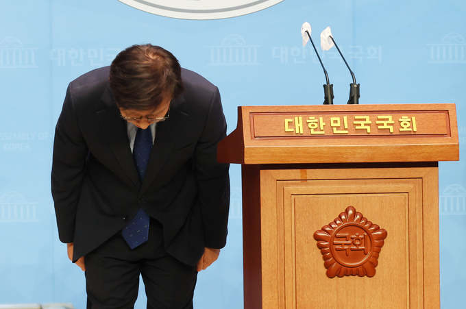 권칠승 더불어민주당 수석대변인이 7일 국회 소통관에서 최원일 전 천안함 함장 비난 발언과 관련해 유감 표명을 하며 고개 숙여 사과하고 있다. (사진=연합뉴스)