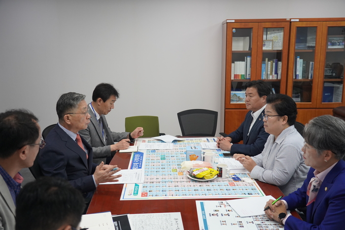 더불어민주당 시흥(갑) 문정복 국회의원이 7일 은계 택지지구 불량 상수관로 문제와 관련한 이한준 한국토지주택공사(이하 LH) 사장과의 면담을 통해 상수관로 전면 재시공을 추진키로 협의했다. (사진=문정복의원실 제공)