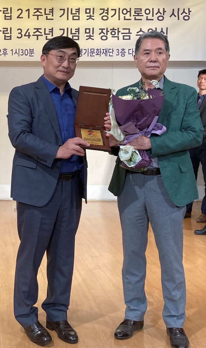 7일 오후 (사)경기언론인클럽 창립 21주년 및 (재)경기도언론인장학회 창립 34주년 기념행사에서 배상록 경기언론인클럽 이사장(왼쪽)이 이화우 기자에게 '경기언론인상'을 시상한 후 기념촬영을 하고 있다. (사진=이보현 기자)