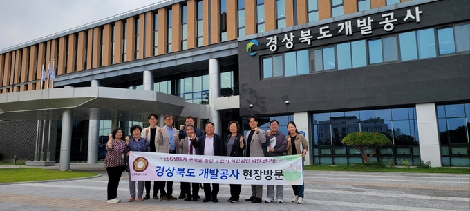 7일 경북 개발공사 앞에서 수원시의회 의원들이 기념 촬영을 하고 있다. (사진=수원시의회 제공)
