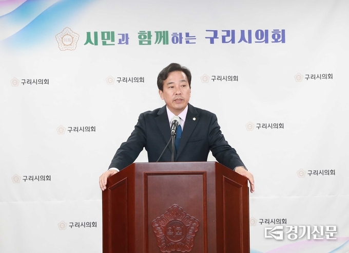 구리시의회 권봉수의장이 7일 의회 멀티룸에서 제326회 제1차 정례회 1~2차 본회의 결과에 대한 의정브리핑을 열고 갈매동 복합커뮤니티 건립 변경안이 보류 등 운영 결과에 대해 설명하고 있다.(사진=구리시의회 제공)