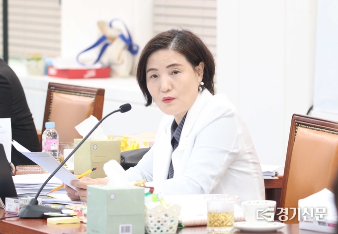 7일 시작된 구리시의회 행정감사 첫날 이경희 의원이 시책일몰제는 자치단체 행정의 실효성이 현저히 떨어져 실익이 없을 경우 행정능률을 높이고 낭비 요인을 제거함으로써 시정운영의 효율성을 높이는 사업이라면서, 시책일몰제의 적극적 운영이 필요하다고 강조하고 있다.(사진=구리시 의회 제공)