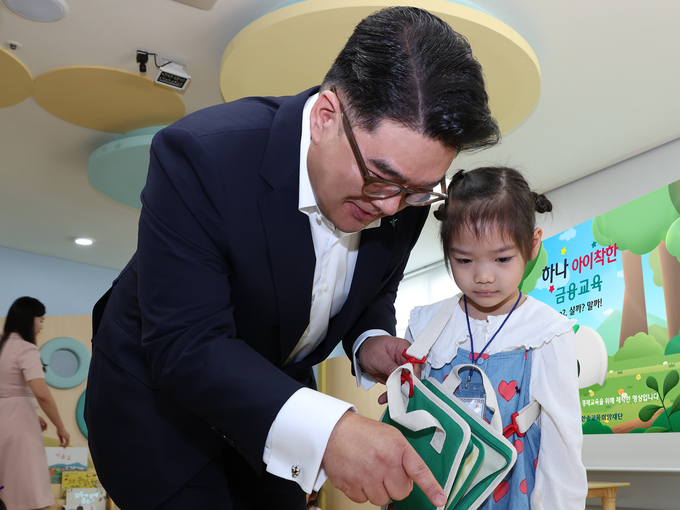 이은형 하나금융그룹 부회장(사진 맨 왼쪽)이 교육 프로그램에 참여한 아이들과 함께 기념사진을 촬영하고 있다. (사진=하나금융그룹 제공)