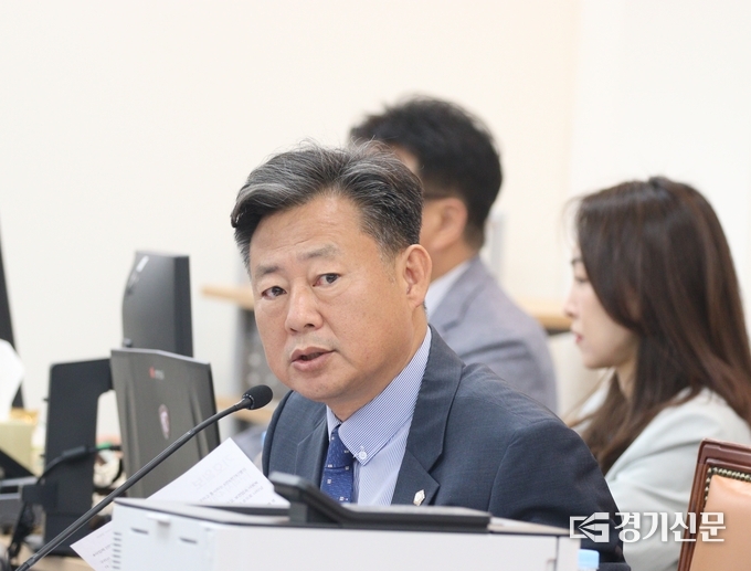 구리시의회 신동화 의원은 8일, 산업지원과를 상대로 한 행정사무감사에서 해마다 배출하는 드론 전문가들을 산불 감시와 재난 지역 등에 대한 정밀 안전 점검을 하도록 적극 활용하자고 주장했다.(사진=구리시의회 제공)