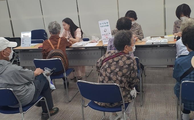 지난 7일 인천 남동구 보건소에서 열린 건강 콘서트에 참여한 주민들을 대상으로 상담을 진행하고 있다. ( 사진 = 남동구 제공 )