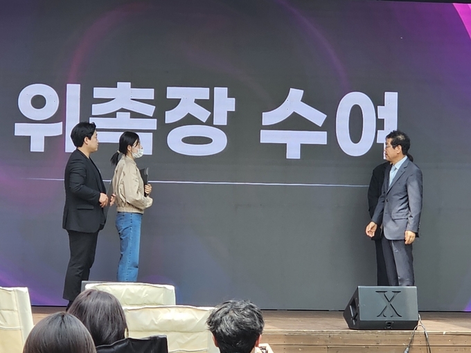 서춘기 경기아트센터 사장이 경기청년예술기획단에게 위촉장을 수여하고 있다. (사진=고륜형 기자)