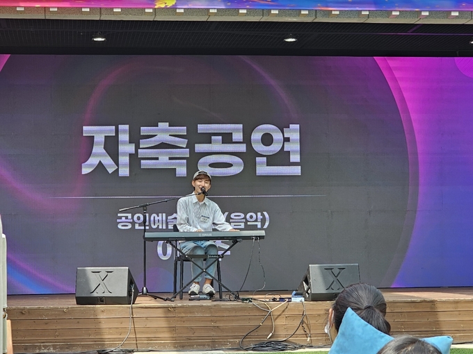 재즈 싱어송라이터 이훈주가 축하공연을 하고 있다. (사진=고륜형 기자)