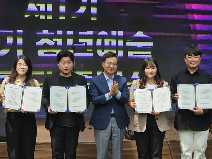 김동연 지사(가운데)와 경기청년에술 기획단 대표가 기념 사진을 촬영하고 있다. (사진=고륜형 기자)
