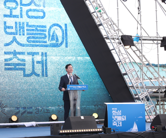 정명근 화성시장이 화성뱃놀이축제 개막식을 알리고 있다( 사진=화성시 제공)