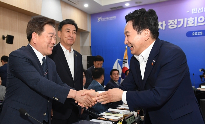 박승원 광명시장이 지난 9일 화성시에서 개최된 경기도시장군수협의회 민선8기 제3차 정기회의 및 국토부 간담회에 참석해 원희룡 국토부 장관과 악수하고 있다. (사진=광명시 제공)