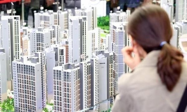 한 아파트 견본주택을 찾은 관람객이 단지 모형도를 살펴보고 있다. (사진=연합뉴스 제공)