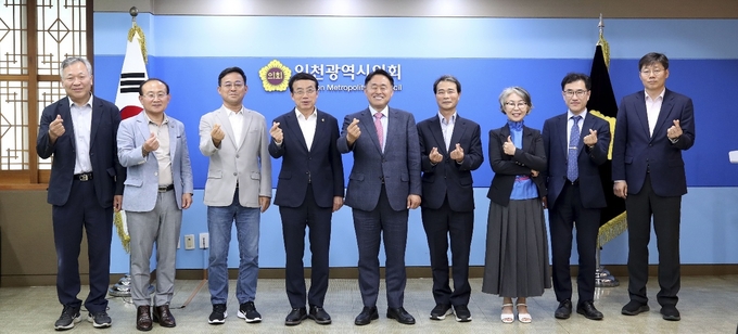 인천시의회와 미추홀에듀타운교장협의회가 최근 의장실에서 옛 선인재단 내 통학로 안전 확보 문제에 대해 협의 후 기념촬영을 하고 있다. 왼쪽부터 김신제(소방고) 교장, 조용행(인천재능대) 교수, 김재동 의원, 허식 의장, 심재돈 위원장, 박형인(대중예술고)·김혜자(인화여자고)·조철수(선인고)·김봉영(인천전자마이스터고) 교장. ( 사진 = 인천시의회 제공 )