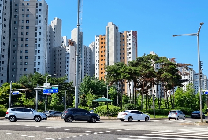 지난 9일 오전 해찬나래지하차도 상부 교차로에서 인천대교 방면으로 좌회전하는 차량들. ( 사진 = 김민지 기자 )