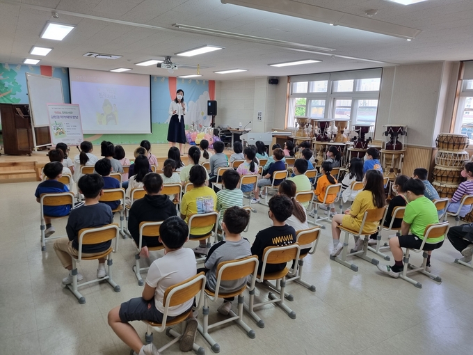 초등학생들이 한 학기 한 권 읽기 프로그램을 열심히 청취하고 있다. (사진=평택교육도서관) 
