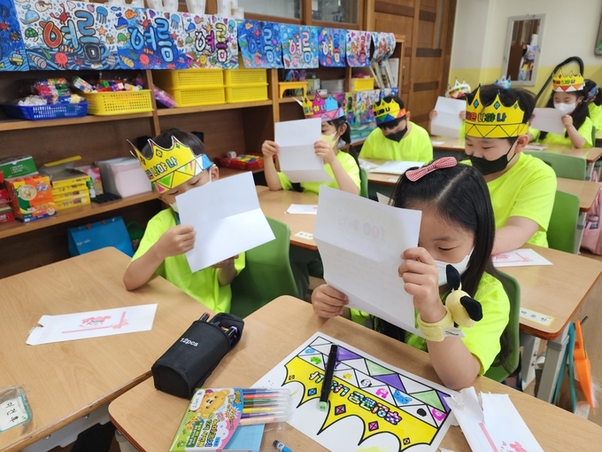 김포호수초 1학년 학생들이 편지를 읽고 있다. (사진=호수초등학교 제공)