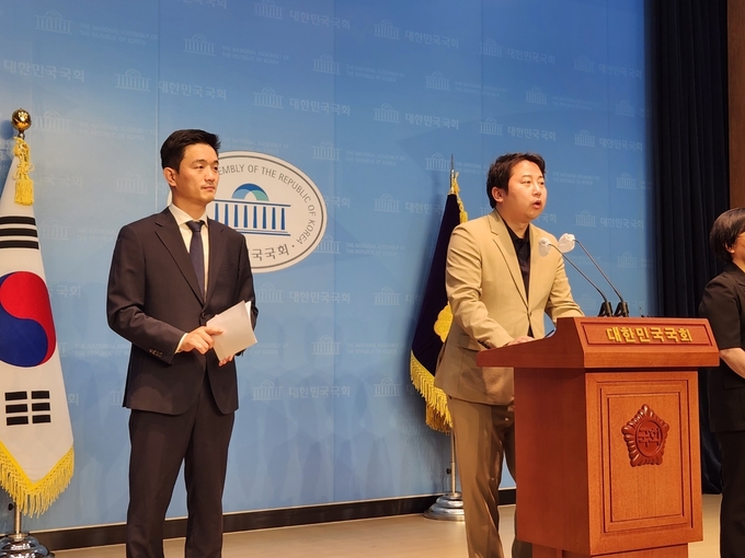 장예찬 국민의힘 청년최고위원(오른쪽)과 여선웅 전 문재인 정부 청와대 청년소통정책관은 12일 국회에서 타다금지법 폐기 촉구 기자회견을 열었다. (사진=김한별 기자)
