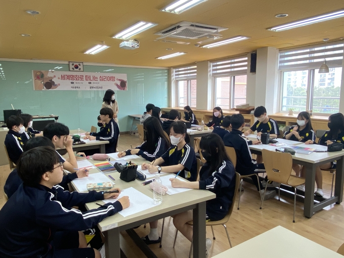  김포교육도서관이 ‘세계명화 순회 지원 프로그램’을 통해 미술 심리 치료를 진행하는 모습. (사진=김포교육도서관 제공)