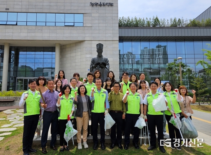 남양주시 정약용도서관과 의정부지방검찰청 남양주지청 직원들이 환경 정화 활동 후 기념촬영을 하고 있다. (사진=남양주시 제공)