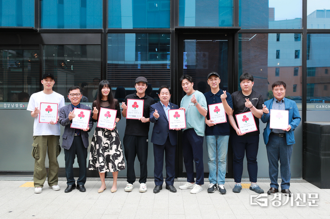 남양주시는 12일 착한가게로 가입한 다산행정복지센터 인근 상가와 식당, 약국, 치과 등 8곳 대표가 참석한 가운데 착한 가게 가입식을 갖고 인증서를 전달했다. 지난 2021년 첫 착한가게 가입 이후 모두 24개 업소로 증가했다. (사진=남양주시 제공)