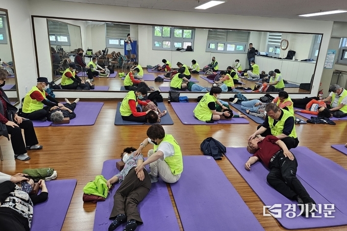 안성시노인복지관에서 어르신을 대상으로 안마서비스 진행하고 있다. (사진=안성시 제공)