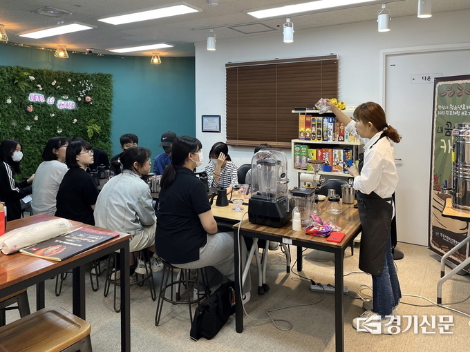 청소년들이 휴카페에서 바리스타 체험을 하고 있다. (사진=안성시 제공)