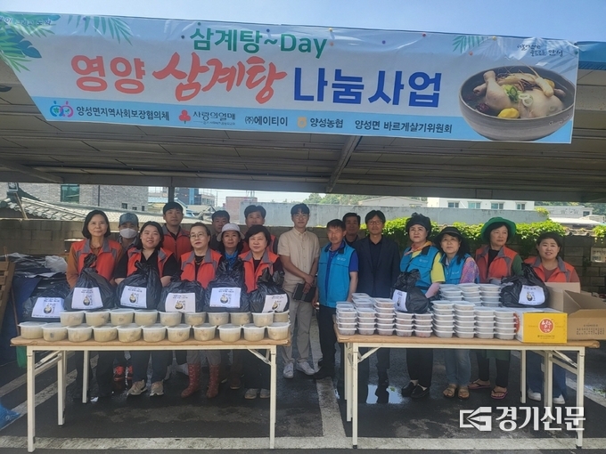 양성면지역사회보장협의체가 독거노인 및 취약계층 노인 가정에 영양 삼계탕을 전달하고 있다(사진=안성시 제공)