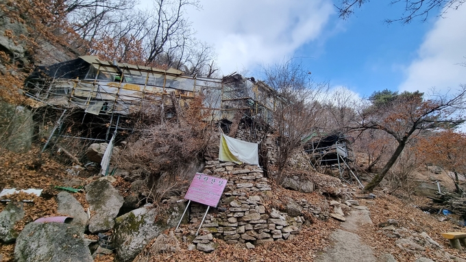 한국산악회가 산장을 인수한 후 주변 광경.불법건축물 등을 철거하고 주변을 정리하고 있다.(사진=한국산악회 제공)