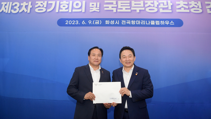 이권재 오산시장이 지난 9일 화성 전곡항마리나클럽하우스에서 열린 경기도시장군수협의회에서 원희룡 국토교통부 장관 만나 오산시 현안 적극 반영해달라 요청했다.(사진=이권재 오산시이 원희룡 국토부 장관에게 건의서가 담긴 협조문을 전달하고 있다. (사진=오산시 제공)