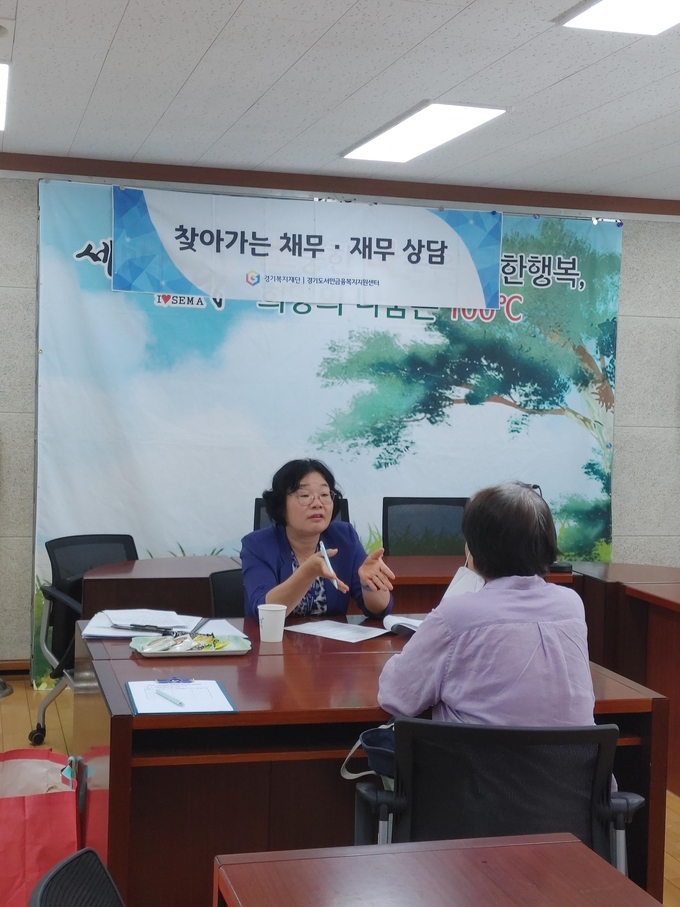 오산시 세마동이 ‘찾아가는 채무 상담’을 실시하고 있다. (사진=오산시 제공)