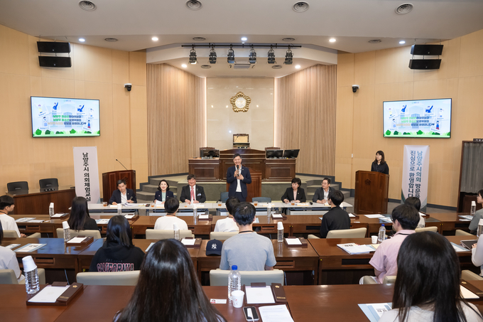 남양주시의회는 지난 10일 시의회 본회의장에서 남양주시 청소년참여위원회‧운영위원회 학생 30명을 대상으로 ‘의회체험교실’을 개최했다. (사진=남양주시의회 제공)