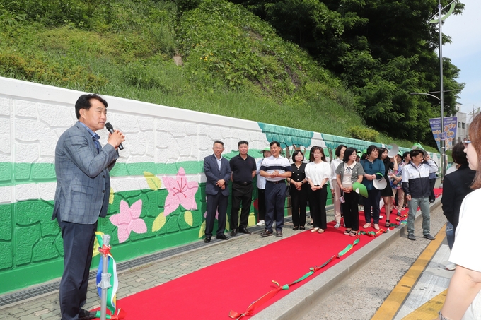 군포1동 주민자치회, 벽화 그리기 사업 완공식을 개최하고 있다. (사진=군포시 제공)