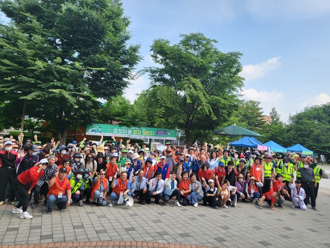 군포시 금정동 주민자치회가 금정마을 줍깅 챌린지 행사를 개최하고 있다. (사진=군포시 금정동 제공)