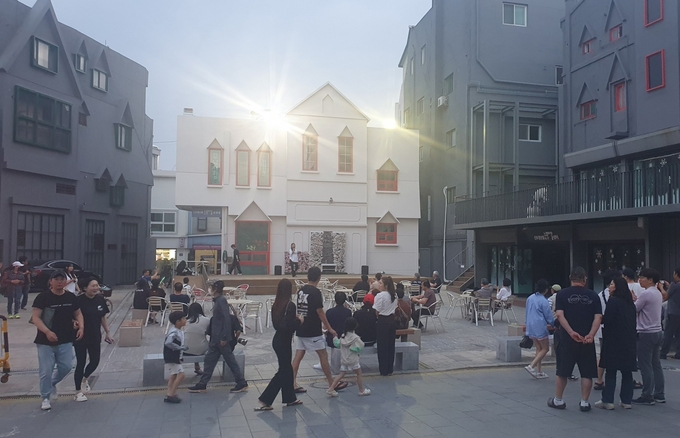 지난 10일 열린 개항누리길 포차거리에서 버스킹 공연을 하는 모습. ( 사진 = 중구 제공 ) 