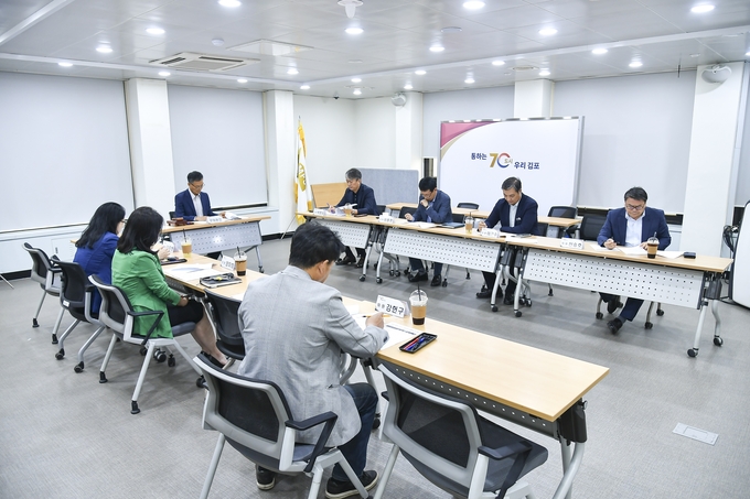 제1회 제안심사위원회 위원들이 2022년 4분기와 2023년 1분기 국민신문고 채택 제안 및 행정서비스 개선 아이디어 공모전에 접수된 제안을 심사하고 있다. (사진=김포시 제공) 
