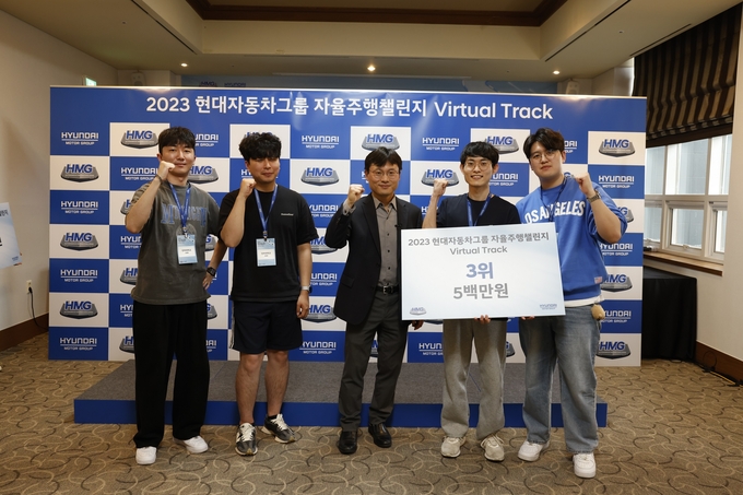 인하대학교 자율항법연구실의 AIM 팀이 현대자동차 그룹 자울주행챌린지 Virtual Track 부분에서 3위를 수상한 뒤 기념사진을 촬영하고 있다. ( 사진 = 인하대 제공 )