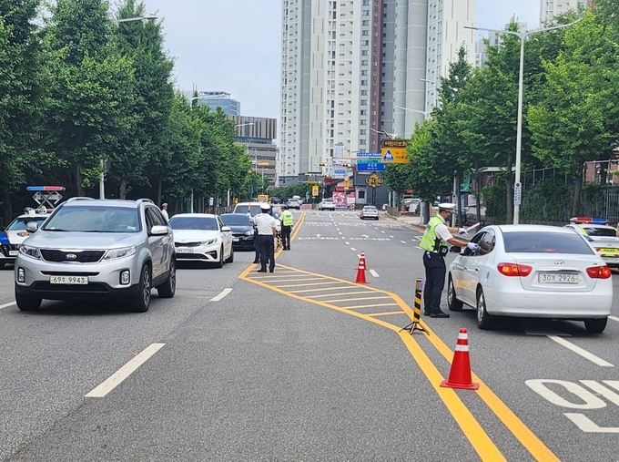 12일 덕천교 인근 스쿨존에서 안양동안경찰서와 만안경찰서가 합동 교통단속을 벌이고 있다.(사진=안양동안경찰서 제공)
