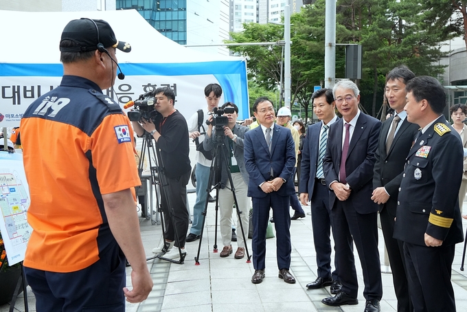 (왼쪽부터) 고정현 우리에프아이에스 대표이사, 김병칠 금융감독원 부원장보, 임종룡 우리금융그룹 회장, 이복현 금융감독원장, 남화영 소방청장이 지난 12일 합동소방훈련에 참여하고 있다.(사진=우리금융그룹 제공)