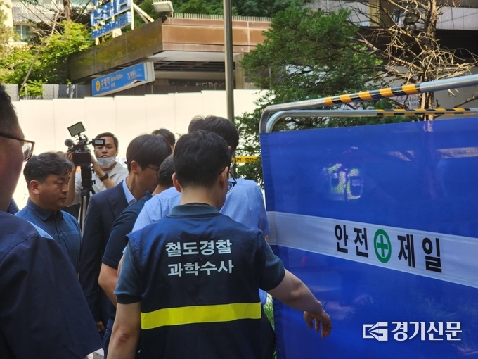  13일 서울지방철도특별사법경찰대 등이 수내역 에스컬레이터 사고 현장 합동 조사를 실시하는 모습. (사진=박진석 기자)