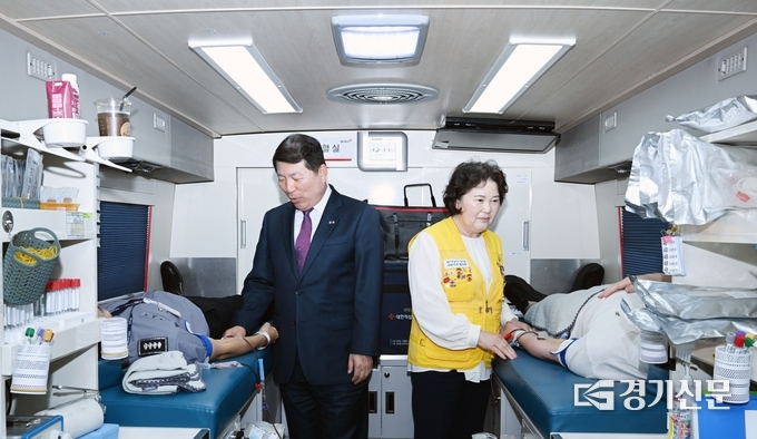 12일 구리시청 등에서 펼쳐진 헌혈 캠페인에 백경현 구리시장과 적십자사 동부혈액원 관계자가 헌혈에 참여한 시민을 돕고 있다. 이날 구리시청 등 3곳에서 실시된 캠페인에는 247명의 공직자와 시미이 참여했다. (사진=구리시 제공)