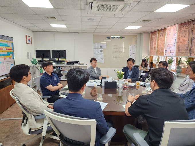 황인국 제2부시장과 프로스포츠 구단 홍보·마케팅 부서장들이 대화를 나누고 있다. (사진=수원시 제공)
