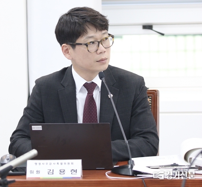 12일 열린 구리시의회의 구리시에 대한 행정사무감사에서 김용현 의원은 구리도시공사로 대행한 공영주차장 대행 사업에 대한 문제점을 지적하고 있다. (사진=구리시의회 제공)