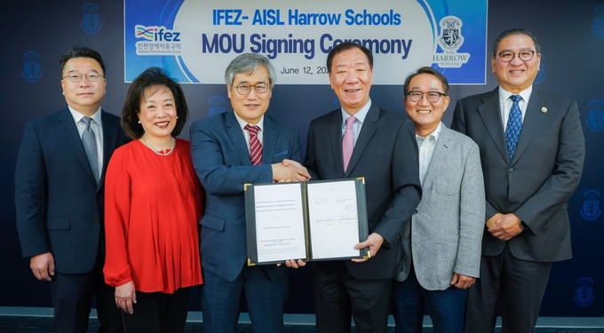 12일 홍콩에서 열린 영국 해로우 스쿨(Harrow school) 인천경제자유구역 내 설립을 위한 양해각서 체결식에서 김진용 인천경제청장이 기념사진을 찍고있다. ( 사진 = 인천경제청 제공 )