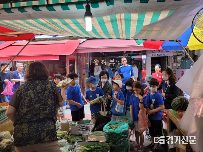소상공인시장진흥공단구리센터(이하 구리센터)는 관내 전통시장과 상점가의 활성화를 지원하기 위해 전통시장에서 홍보활동을 벌이고 있다. (사진=소상공인시장진흥공단구리센터 제공)