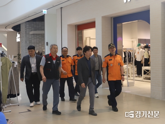 안성소방서에서 스타필드 안성을 방문해 현장행정지도를 실시하고 있다. (사진=안성소방서 제공)