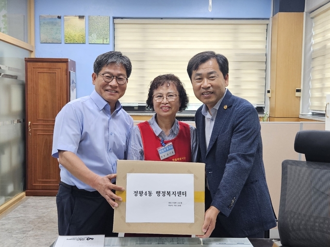 시흥시 정왕4동은 지난 12일 민들레봉사단으로부터 수세미 100개, 현수막 가방 20개의 후원품을 전달받았다. (사진=시흥시 제공)