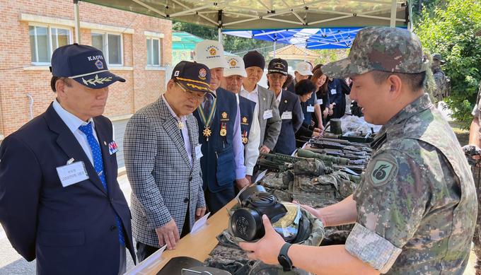 제55사단 쌍마여단 양평대대가 6.25 참전용사들을 초청했다. (사진=양평군 제공)