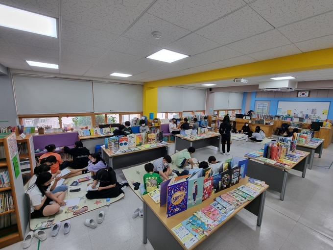 비봉초등학교가 지난 1일부터 오는 17일까지 학생들의 독서 흥미도 향상을 위해 ‘새 책 맛보기’를 진행하고 있다. (사진=화성오산교육지원청 제공)